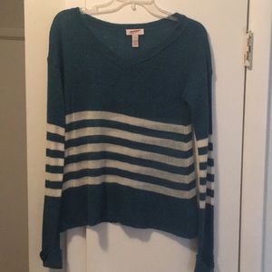 Long sleeve v neck with stripes